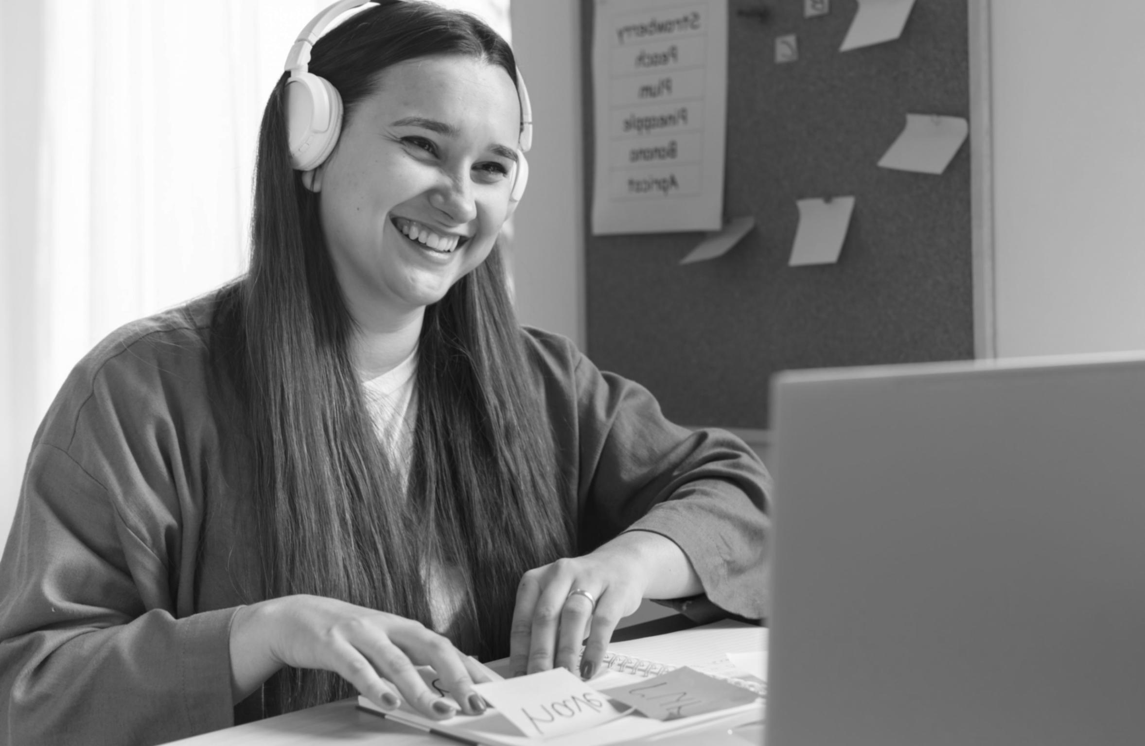 Yatırım analizi yapan öğrenci